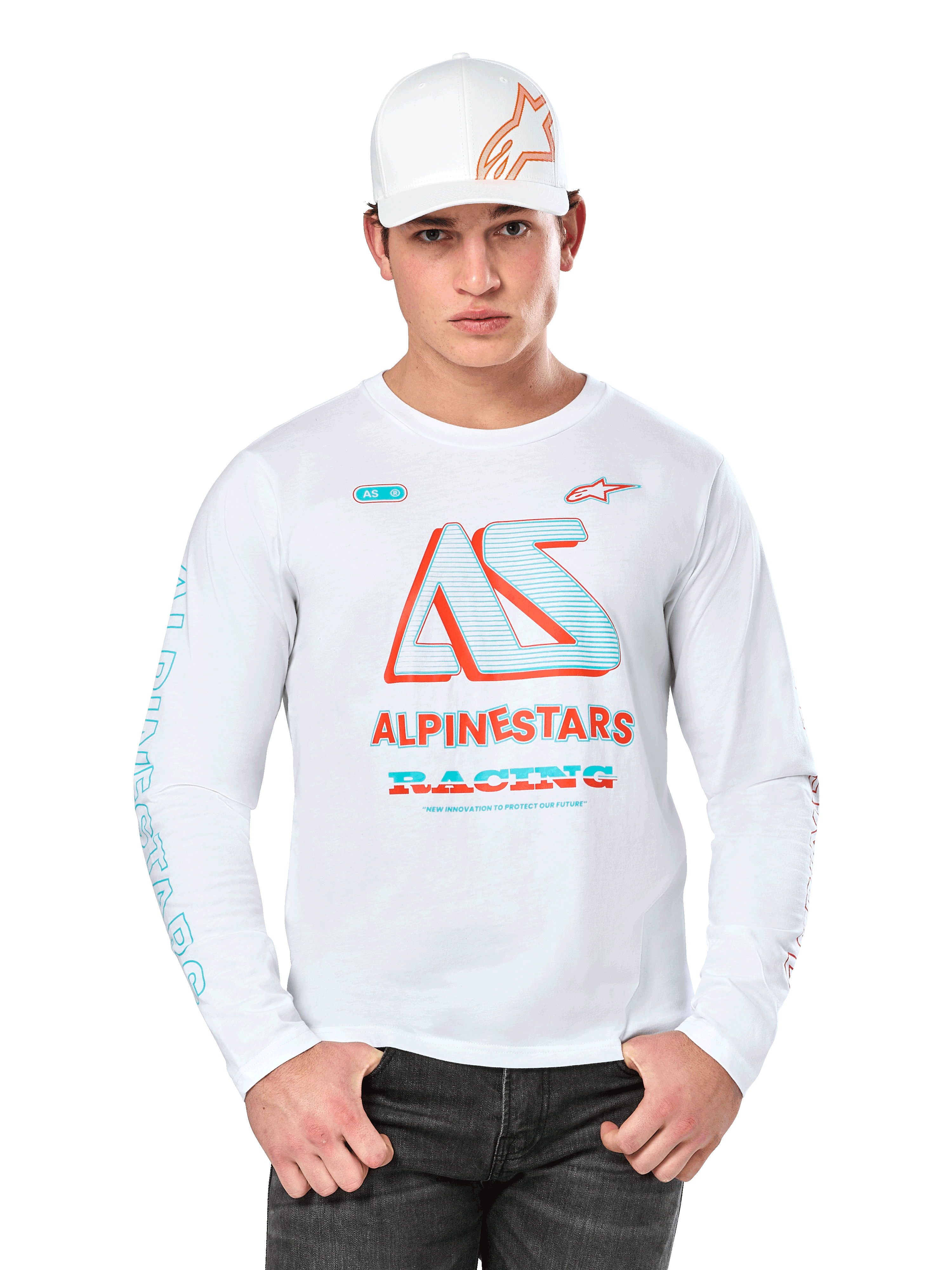 Alpinestars Ayess Csf longsleeve t-shirt, wit motorsports T-shirt met kleurrijk AS-logo in blauw en rood, ALPINESTARS RACING graphics, gedragen met witte pet en zwarte jeans, witte achtergrond