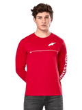 Alpinestars Committed CSF longsleeve shirt, rood, gedragen door een model, wit Astars-logo op de borst en Alpinestars-graphic op de mouw, horizontale witte borstlijn, casual motorsport-geïnspireerde streetwear