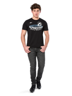 Alpinestars Semicircle CSF Tee, T-shirt met korte mouwen, zwart, wit en lichtblauw gebogen grafisch ontwerp op de borst, gedragen door model met donkergrijze jeans en zwarte sneakers, casual motorsport streetwear
