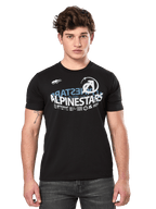 Alpinestars Semicircle CSF Tee, zwart T-shirt met korte mouwen, wit en blauw gebogen Alpinestars-grafisch ontwerp op de borst, casual motorsport streetwear