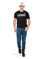 Mannelijk model draagt Alpinestars Cereal CSF Tee, zwart T-shirt met korte mouwen met kleurrijk geometrisch ASTARS-logo, gecombineerd met blauwe jeans en witte pet, casual motorsport-geïnspireerde streetwear.