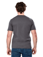 Alpinestars Cereal CSF Tee, T-shirt met korte mouwen, Charcoal, achteraanzicht, gedragen door model met blauwe jeans, casual motorsport-geïnspireerde streetwear