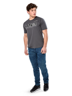 Alpinestars Cereal CSF Tee, T-shirt met korte mouwen, charcoal, wit geometrisch Astars-tekstlogo, casual motorsport-streetwear gedragen met blauwe jeans en zwarte sneakers