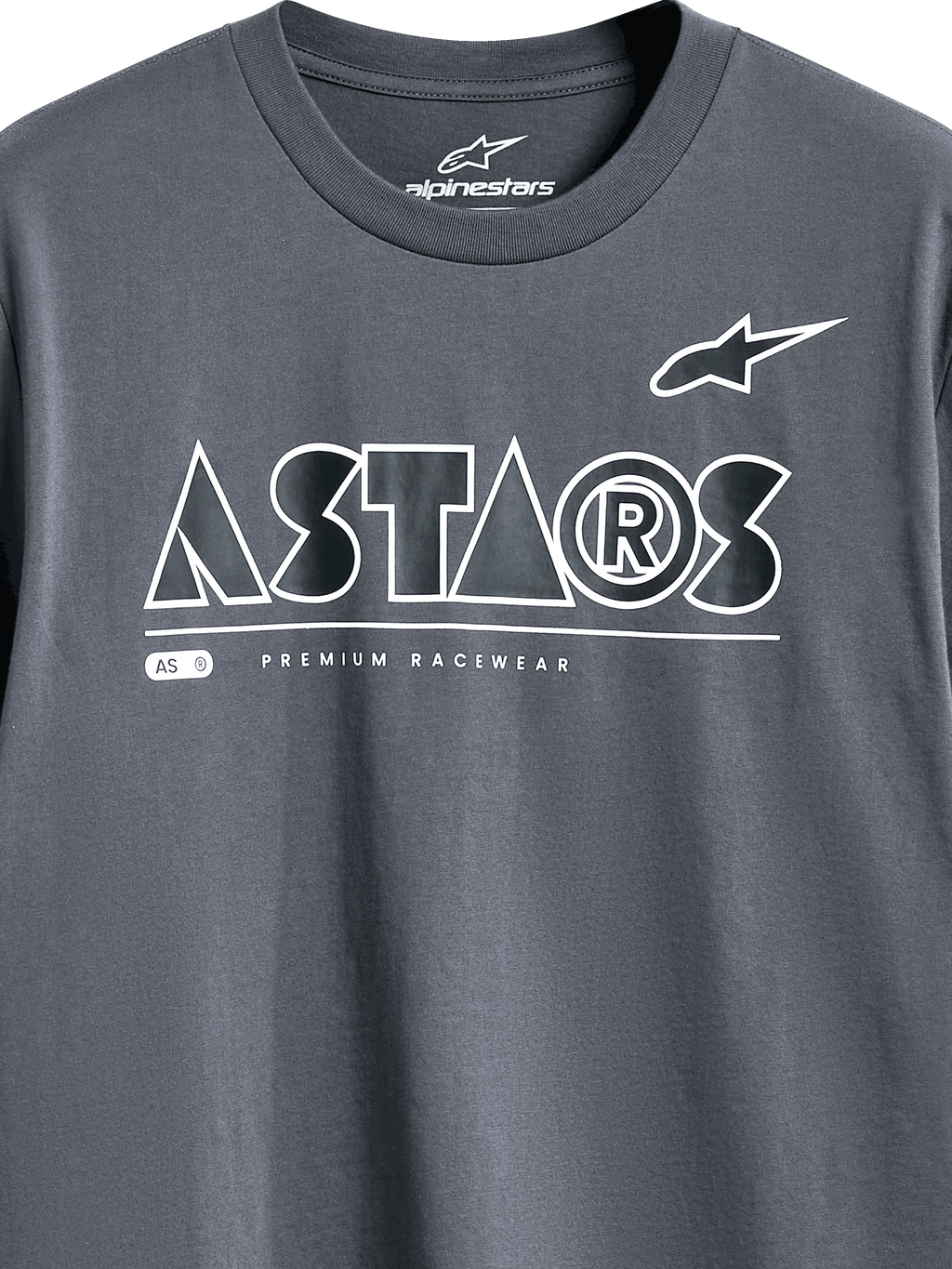 Alpinestars Cereal CSF Tee, T-shirt met korte mouwen, Charcoal, detailopname van de grafische print op de borst met wit geometrisch ASTARS-tekstlogo en PREMIUM RACEWEAR tagline, casual motorsport streetwear