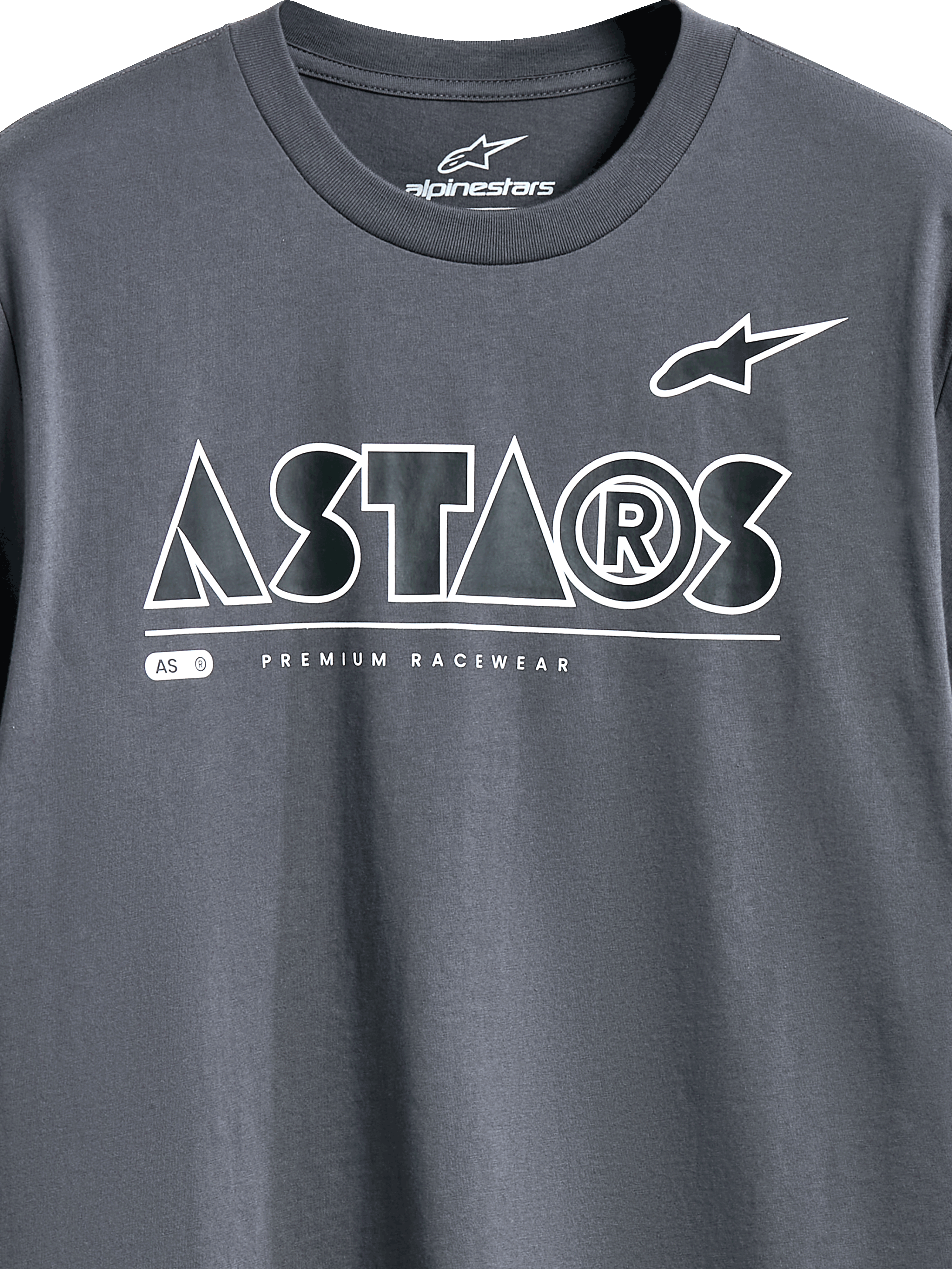 Alpinestars Cereal CSF Tee, T-shirt met korte mouwen, Charcoal, detailopname van de grafische print op de borst met wit geometrisch ASTARS-tekstlogo en PREMIUM RACEWEAR tagline, casual motorsport streetwear