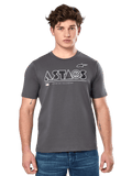 Alpinestars Cereal CSF Tee, antracietgrijs T-shirt met korte mouwen, gedragen door een mannelijk model met een blauwe jeans, wit geometrisch ASTARS-logo en 'Premium Racewear'-tekst, casual motorsport-geïnspireerde lifestyle kleding