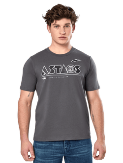 Alpinestars Cereal CSF Tee, antracietgrijs T-shirt met korte mouwen, gedragen door een mannelijk model met een blauwe jeans, wit geometrisch ASTARS-logo en 'Premium Racewear'-tekst, casual motorsport-geïnspireerde lifestyle kleding
