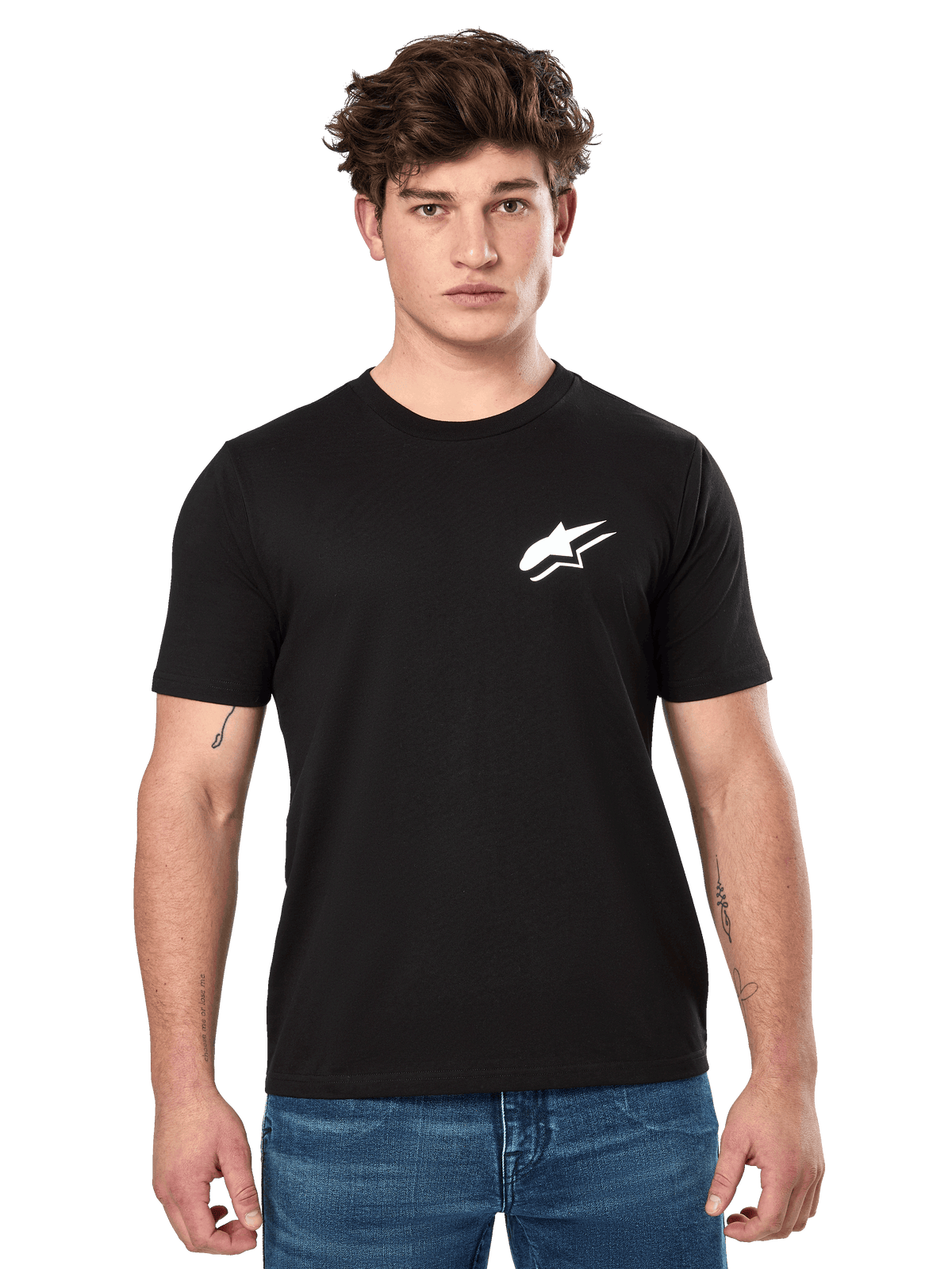 Alpinestars Formulate CSF Tee, zwart T-shirt met korte mouwen, gedragen door een mannelijk model met blauwe jeans, voorzien van een wit Astars-logo op de borst, casual motorsport-geïnspireerde lifestyle kleding