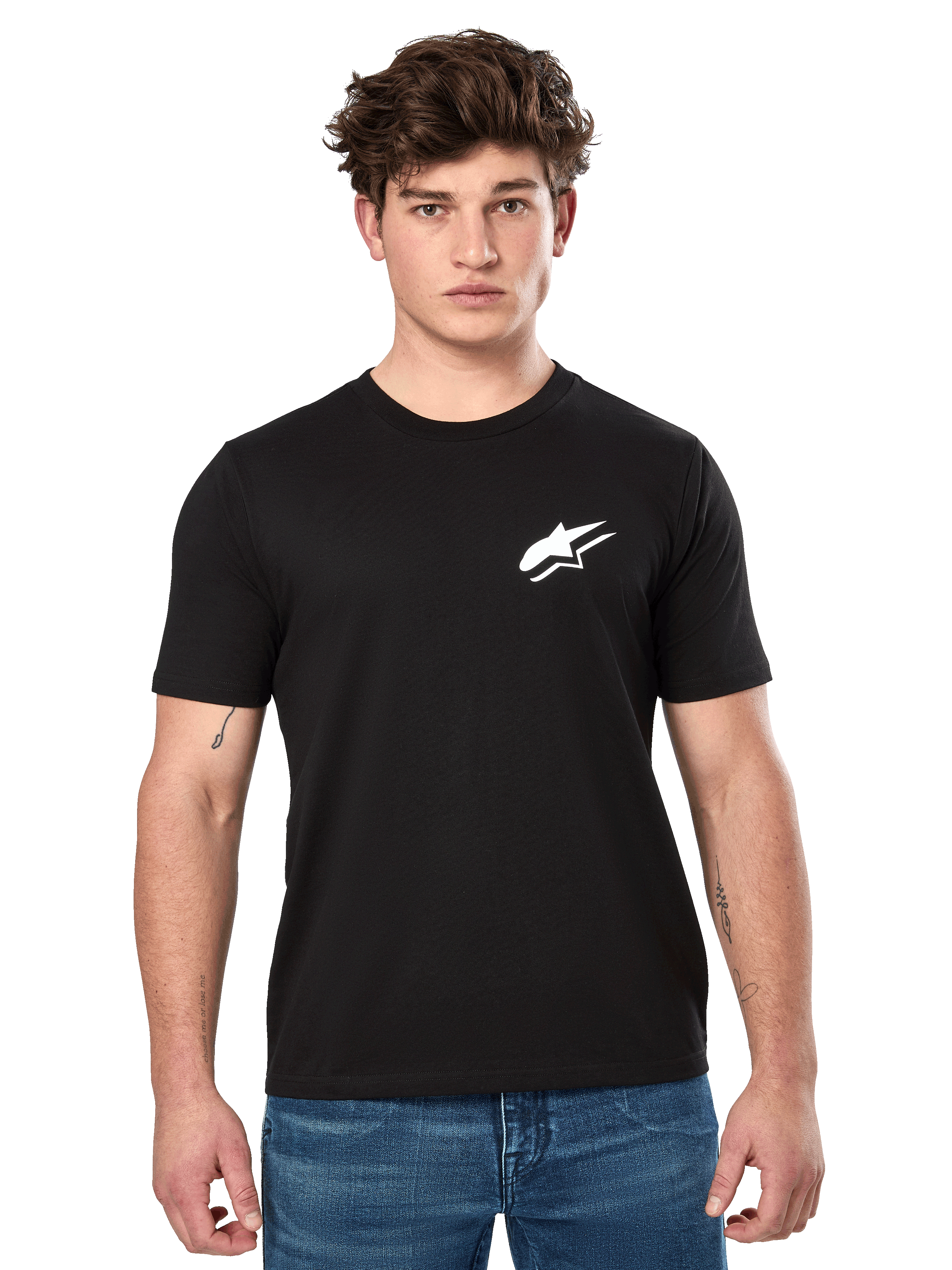 Alpinestars Formulate CSF Tee, zwart T-shirt met korte mouwen, gedragen door een mannelijk model met blauwe jeans, voorzien van een wit Astars-logo op de borst, casual motorsport-geïnspireerde lifestyle kleding