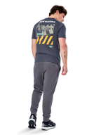 Alpinestars No Barrier CSF T-shirt, T-shirt met korte mouwen, Charcoal, achteraanzicht met grote verweerde fotoprint met gele diagonale strepen en wit logo, casual op de motorsport geïnspireerde streetwear