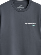 Alpinestars No Barrier CSF Tee, T-shirt met korte mouwen, Charcoal, close-up van logo op de borst met witte Alpinestars-tekst en lichtblauw stersymbool, casual motorsport streetwear