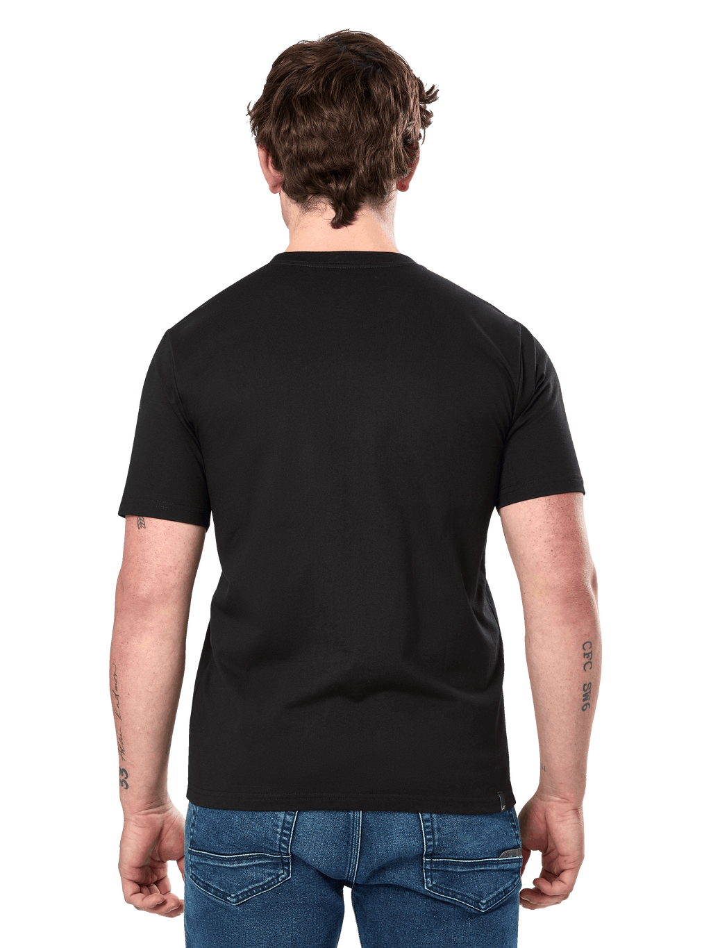 Alpinestars Dot Carbon CSF Tee, T-shirt met korte mouwen, zwart, achteraanzicht op model met effen achterkant en casual pasvorm, gedragen met blauwe jeans, motorsport-geïnspireerde streetwear