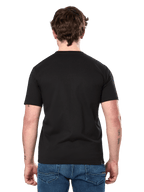 Alpinestars Dot Carbon CSF Tee, T-shirt met korte mouwen, zwart, achteraanzicht op model met effen achterkant en casual pasvorm, gedragen met blauwe jeans, motorsport-geïnspireerde streetwear