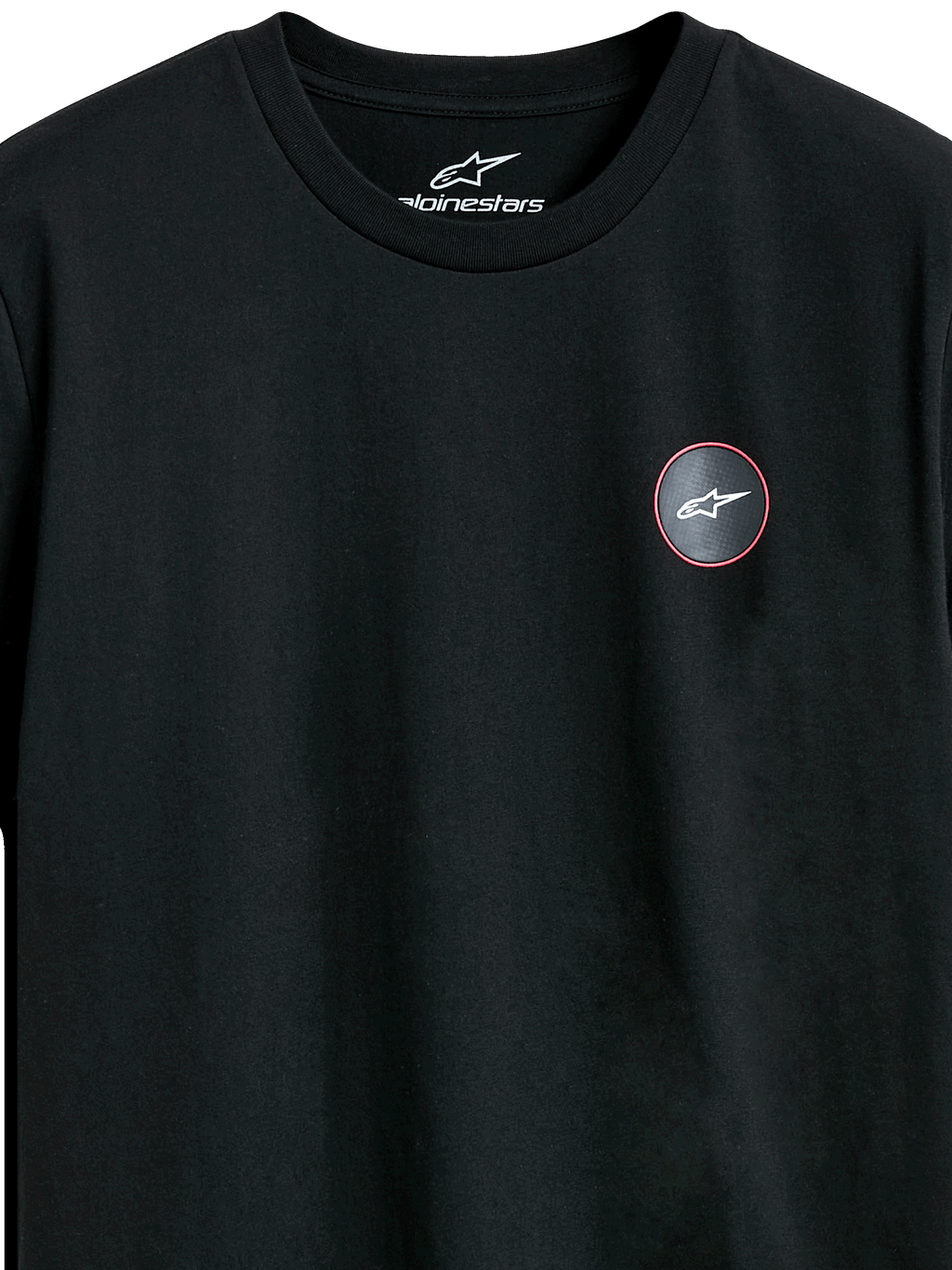 Alpinestars Dot Carbon CSF Tee, T-shirt met korte mouwen, zwart, close-up van rond borstlogo met carbonfiber-look en wit Astars-symbool, casual motorsport streetwear
