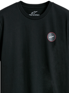 Alpinestars Dot Carbon CSF Tee, T-shirt met korte mouwen, zwart, close-up van rond borstlogo met carbonfiber-look en wit Astars-symbool, casual motorsport streetwear