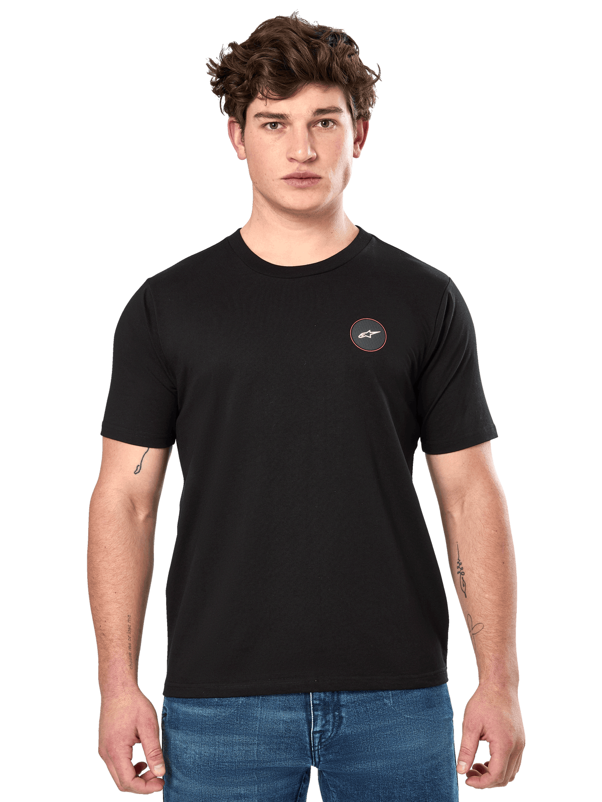 Alpinestars Dot Carbon CSF Tee, T-shirt met korte mouwen, zwart, klein rond borstlogo met witte Astar en rode rand, gedragen door een model met blauwe jeans, casual motorsport streetwear