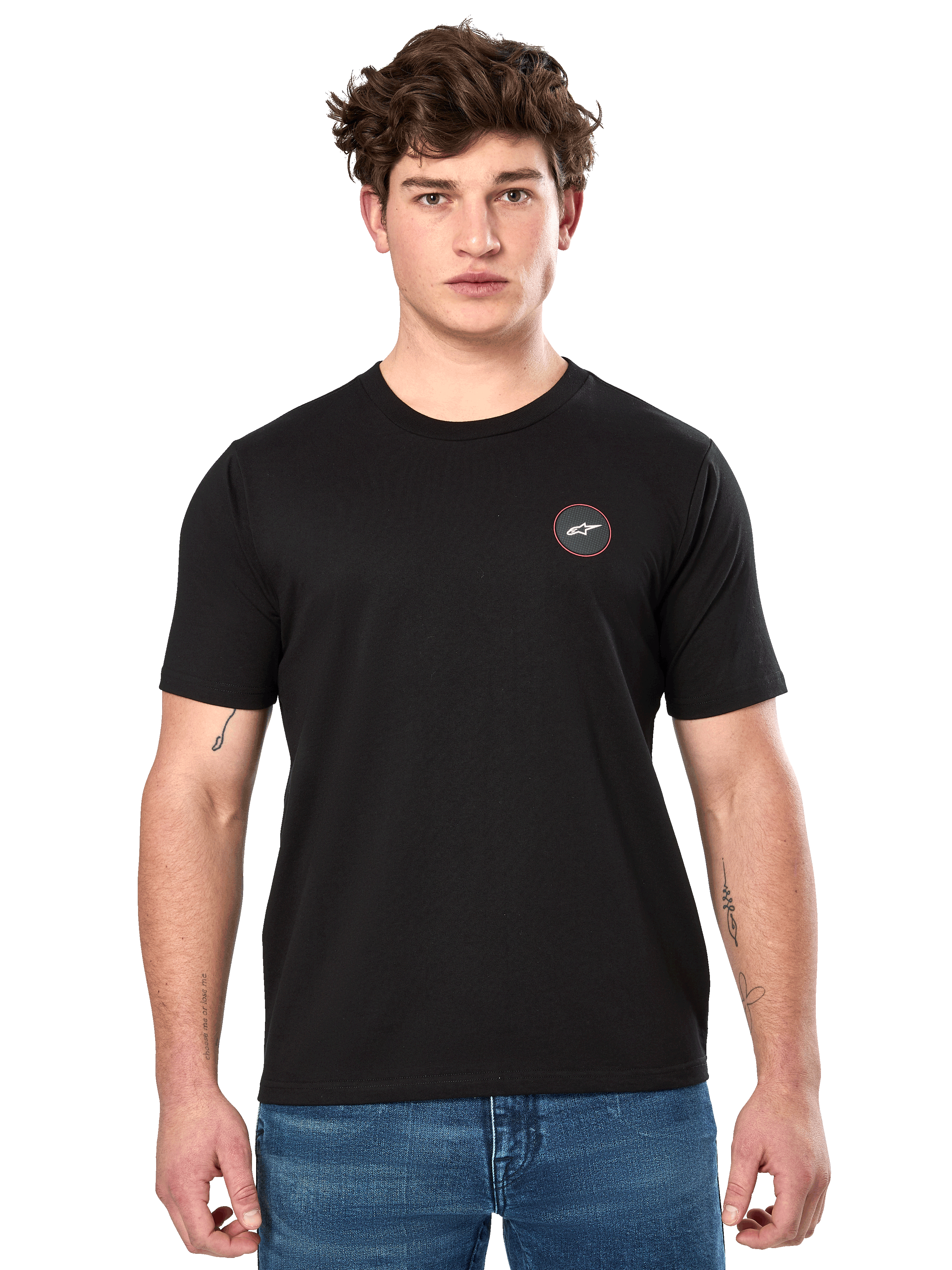 Alpinestars Dot Carbon CSF Tee, T-shirt met korte mouwen, zwart, klein rond borstlogo met witte Astar en rode rand, gedragen door een model met blauwe jeans, casual motorsport streetwear