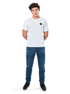 Alpinestars Dot Carbon Csf Tee, T-shirt met korte mouwen, wit, rond Astars-logo met carbon fiber look, casual motorsport streetwear, gedragen door een mannelijk model met blauwe jeans en zwarte sneakers
