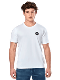 Alpinestars Dot Carbon CSF Tee, wit T-shirt met korte mouwen, mannelijk model draagt een wit shirt met klein zwart rond logo op de borst en blauwe jeans, casual motorsportstijl