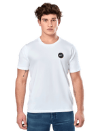 Alpinestars Dot Carbon CSF Tee, wit T-shirt met korte mouwen, mannelijk model draagt een wit shirt met klein zwart rond logo op de borst en blauwe jeans, casual motorsportstijl
