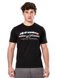 Alpinestars Prevail CSF Tee, zwart T-shirt met korte mouwen gedragen door een model, wit logo met een driekleurige streep en 'PREMIUM RACEWEAR' graphic, casual motorsport streetwear
