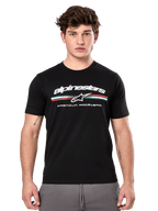 Alpinestars Prevail CSF Tee, zwart T-shirt met korte mouwen gedragen door een model, wit logo met een driekleurige streep en 'PREMIUM RACEWEAR' graphic, casual motorsport streetwear