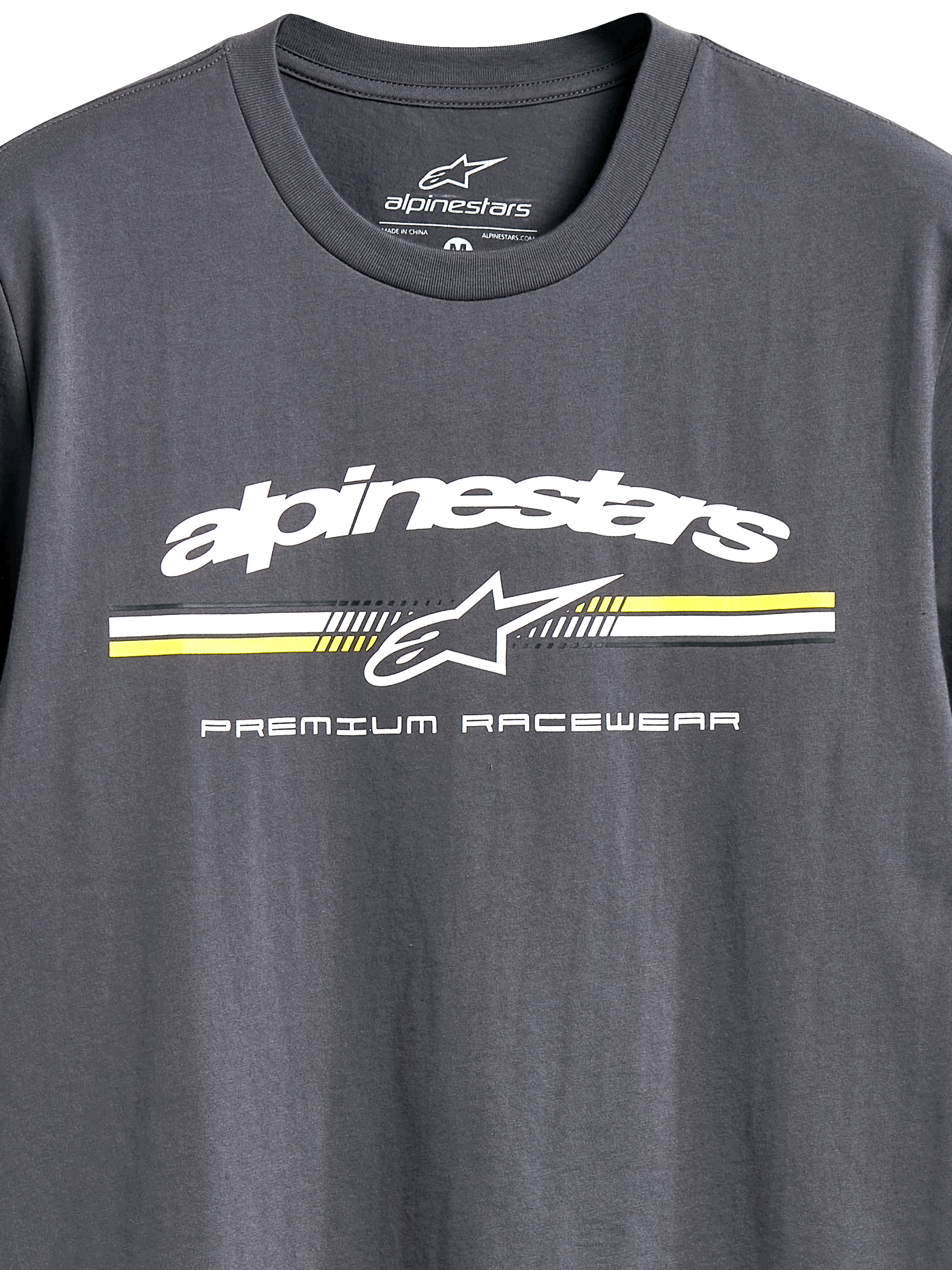 Alpinestars Prevail CSF Tee, T-shirt met korte mouwen, antraciet, wit Alpinestars-logo met gele en witte strepen in paddock-stijl, tekst 'Premium Racewear', casual motorsportkleding