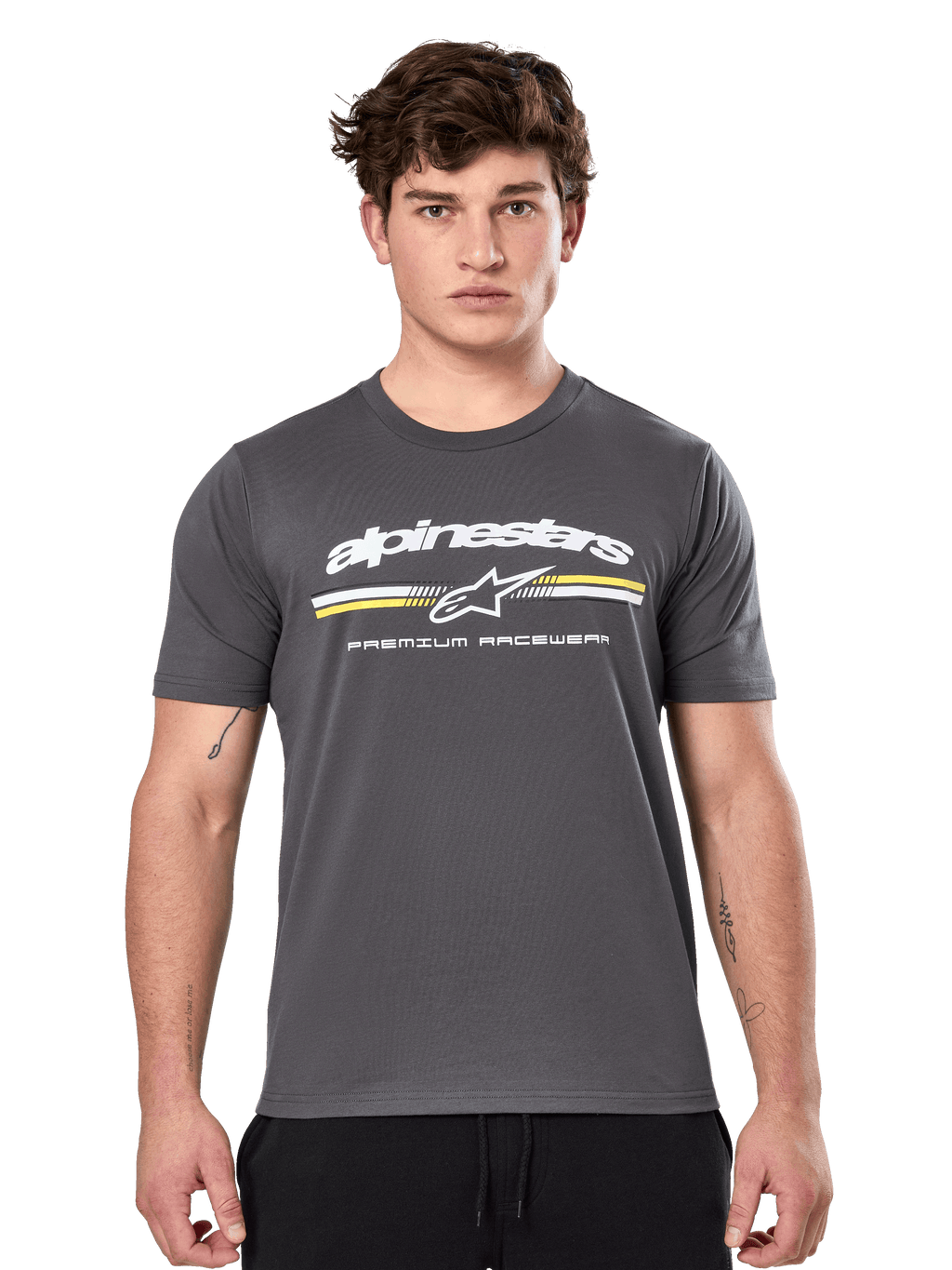 Alpinestars Prevail CSF Tee, antracietgrijs T-shirt met korte mouwen, wit Alpinestars-logo met gele en witte strepen en 'Premium Racewear'-graphic, casual streetwear geïnspireerd op de motorsport