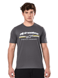 Alpinestars Prevail CSF Tee, antracietgrijs T-shirt met korte mouwen, wit Alpinestars-logo met gele en witte strepen en 'Premium Racewear'-graphic, casual streetwear geïnspireerd op de motorsport