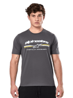 Alpinestars Prevail CSF Tee, antracietgrijs T-shirt met korte mouwen, wit Alpinestars-logo met gele en witte strepen en 'Premium Racewear'-graphic, casual streetwear geïnspireerd op de motorsport