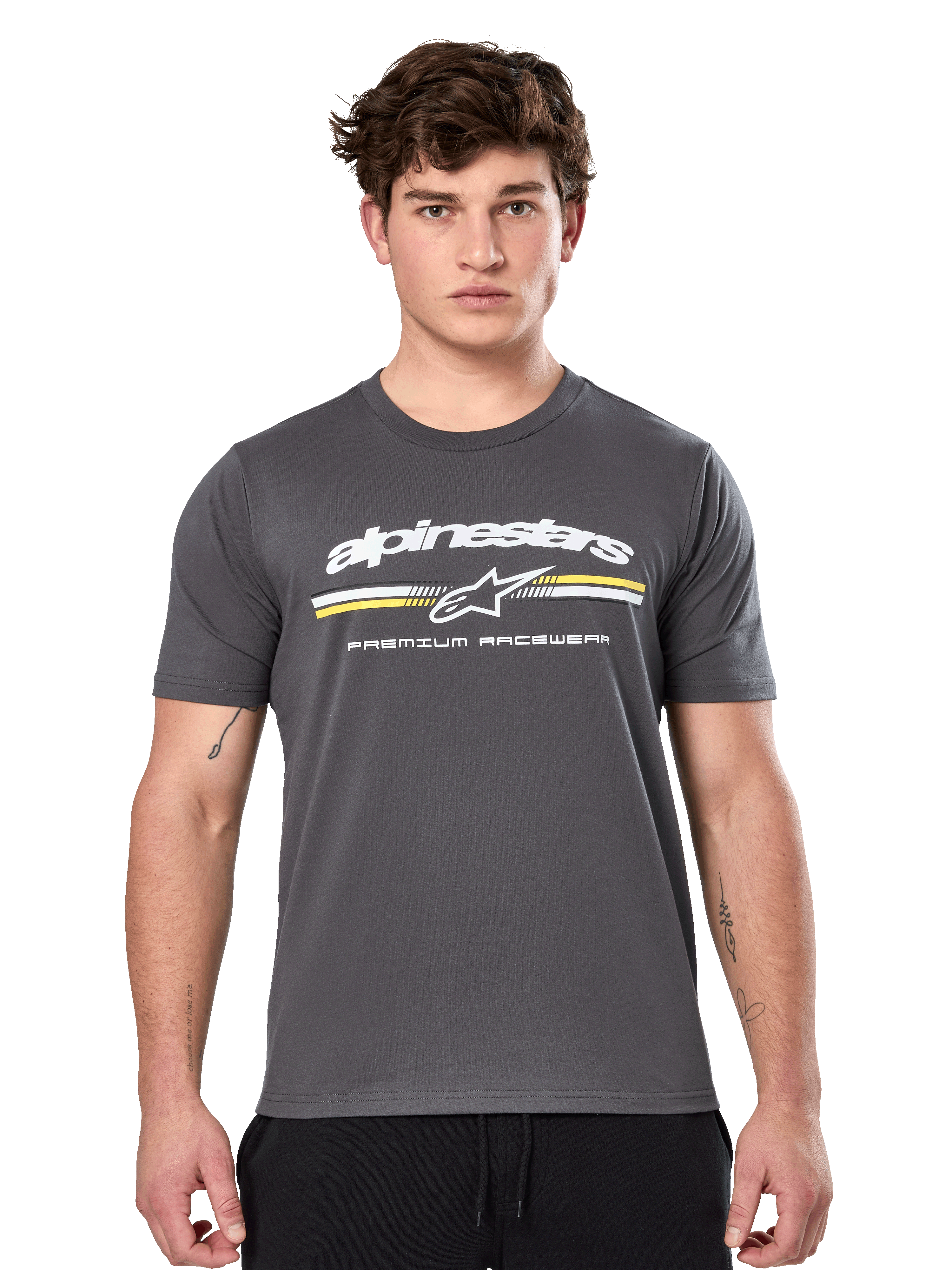 Alpinestars Prevail CSF Tee, t-shirt à manches courtes gris anthracite, logo Alpinestars blanc avec rayures jaunes et blanches et graphisme 'Premium Racewear', streetwear décontracté inspiré des sports mécaniques