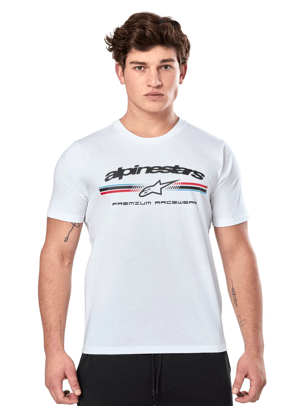 Alpinestars Prevail CSF Tee, wit T-shirt met korte mouwen, voorzien van een driekleurig streeplogo in paddock-stijl met rode en blauwe accenten op de voorzijde, zwarte Alpinestars-branding en 'Premium Racewear'-tekst, gedragen door een mannelijk model, casual motorsportkleding