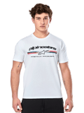 Alpinestars Prevail CSF Tee, wit T-shirt met korte mouwen, voorzien van een driekleurig streeplogo in paddock-stijl met rode en blauwe accenten op de voorzijde, zwarte Alpinestars-branding en 'Premium Racewear'-tekst, gedragen door een mannelijk model, casual motorsportkleding