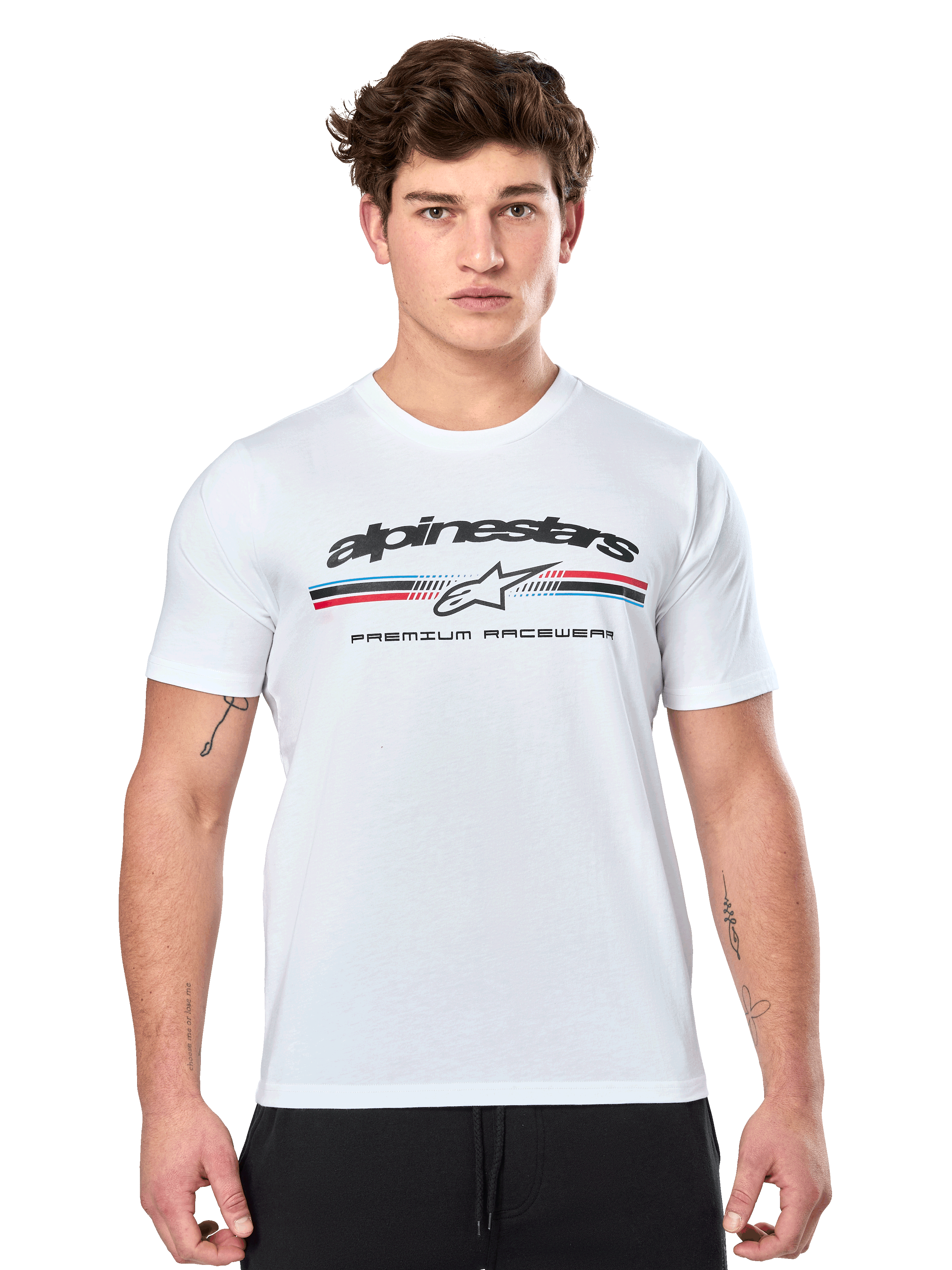 Alpinestars Prevail CSF Tee, wit T-shirt met korte mouwen, voorzien van een driekleurig streeplogo in paddock-stijl met rode en blauwe accenten op de voorzijde, zwarte Alpinestars-branding en 'Premium Racewear'-tekst, gedragen door een mannelijk model, casual motorsportkleding