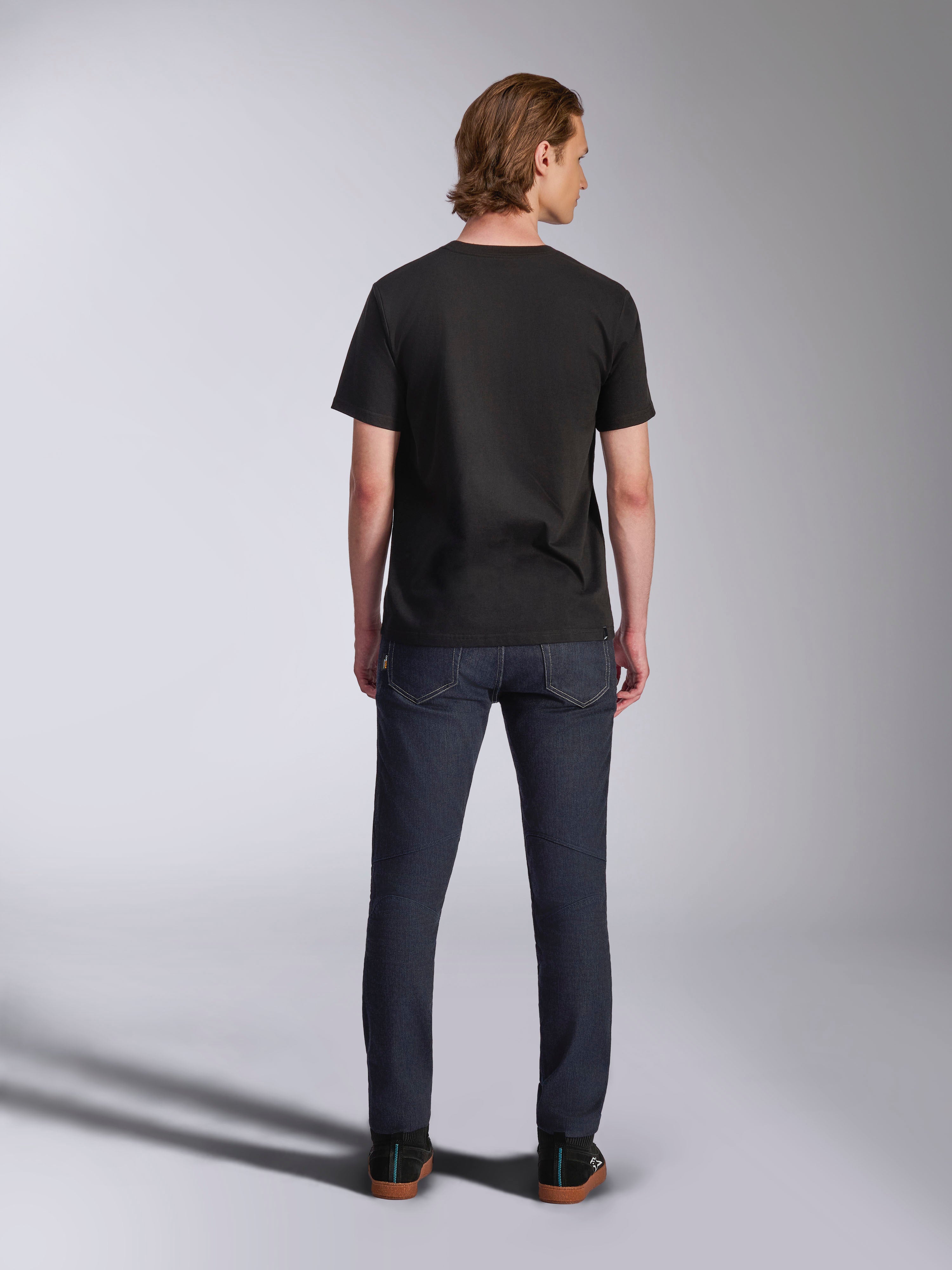 Alpinestars Luxo CSF Tee, T-shirt met korte mouwen, zwart, achteraanzicht, gedragen door model met donkere denim broek, casual motorsport streetwear