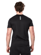 Alpinestars Point Performance Tee, T-shirt met korte mouwen, zwart, achteraanzicht van een man met een verticale astars woordprint op de bovenrug, casual performance sportswear