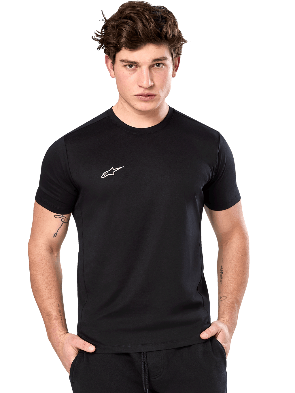Alpinestars Point Performance Tee, T-shirt met korte mouwen, zwart, klein wit Alpinestars-logo op de borst, gedragen door een mannelijk model, duurzame performance-sportkleding
