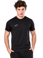 Alpinestars Point Performance Tee, T-shirt met korte mouwen, zwart, klein wit Alpinestars-logo op de borst, gedragen door een mannelijk model, duurzame performance-sportkleding