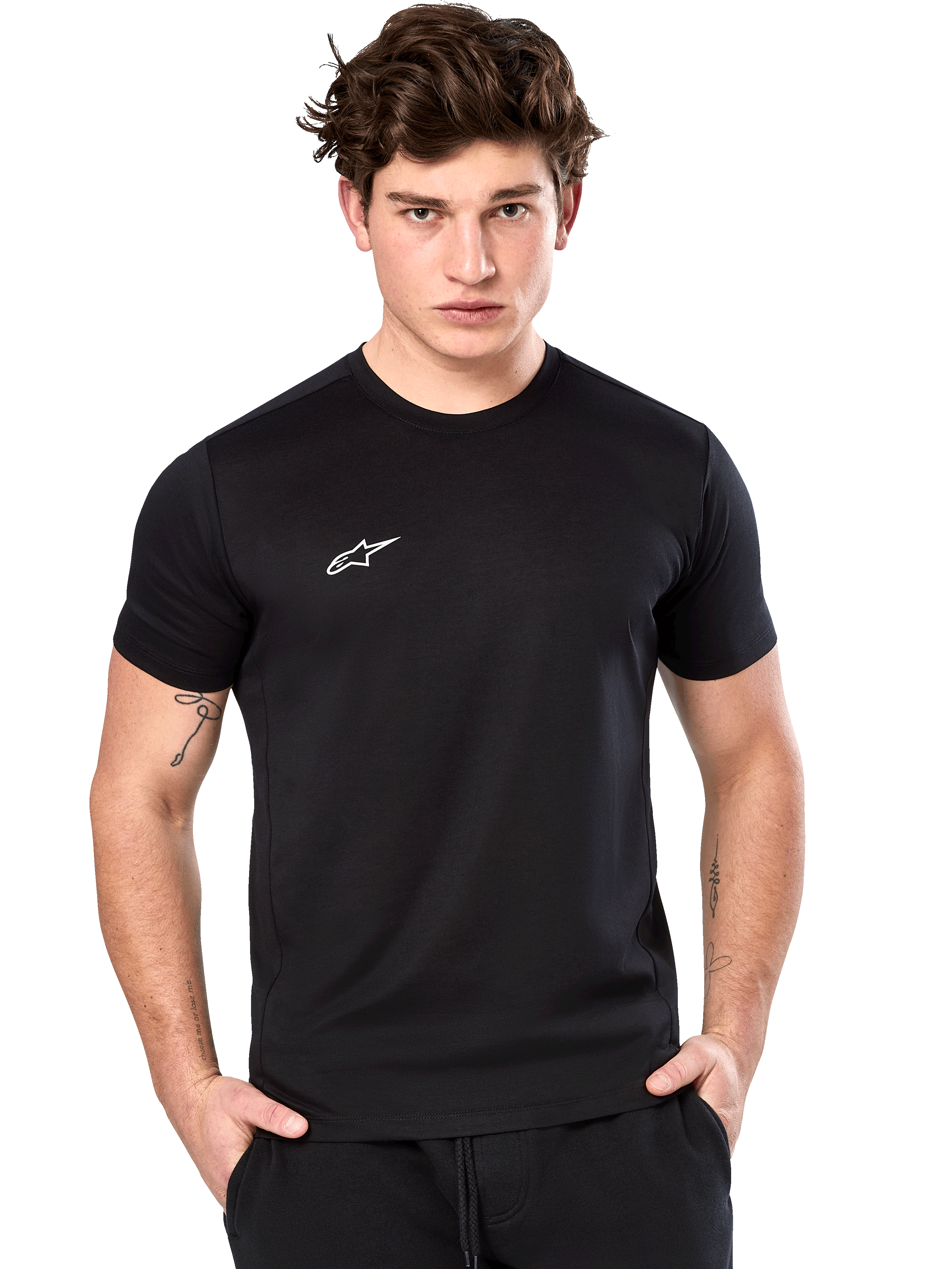 Alpinestars Point Performance Tee, T-shirt met korte mouwen, zwart, klein wit Alpinestars-logo op de borst, gedragen door een mannelijk model, duurzame performance-sportkleding