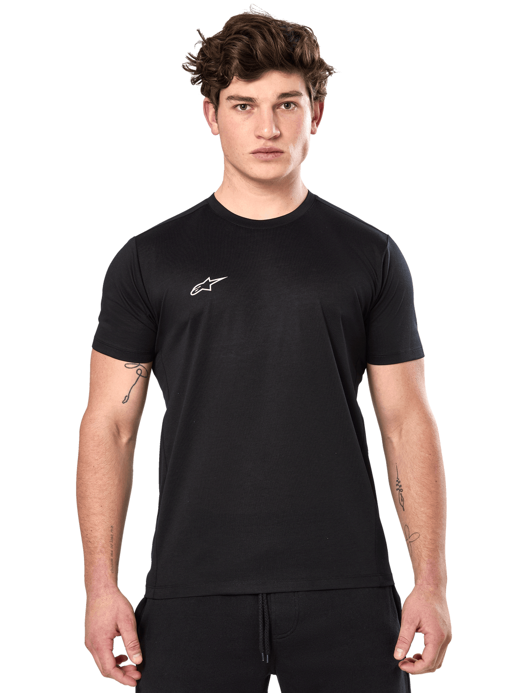 Alpinestars Point Performance Tee, performance T-shirt met korte mouwen, zwart, klein wit Alpinestars-logo op de borst, gedragen door man met armtattoos, casual performance sportkleding