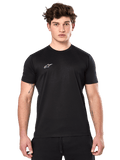 Alpinestars Point Performance Tee, performance T-shirt met korte mouwen, zwart, klein wit Alpinestars-logo op de borst, gedragen door man met armtattoos, casual performance sportkleding