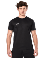 Alpinestars Point Performance Tee, performance T-shirt met korte mouwen, zwart, klein wit Alpinestars-logo op de borst, gedragen door man met armtattoos, casual performance sportkleding