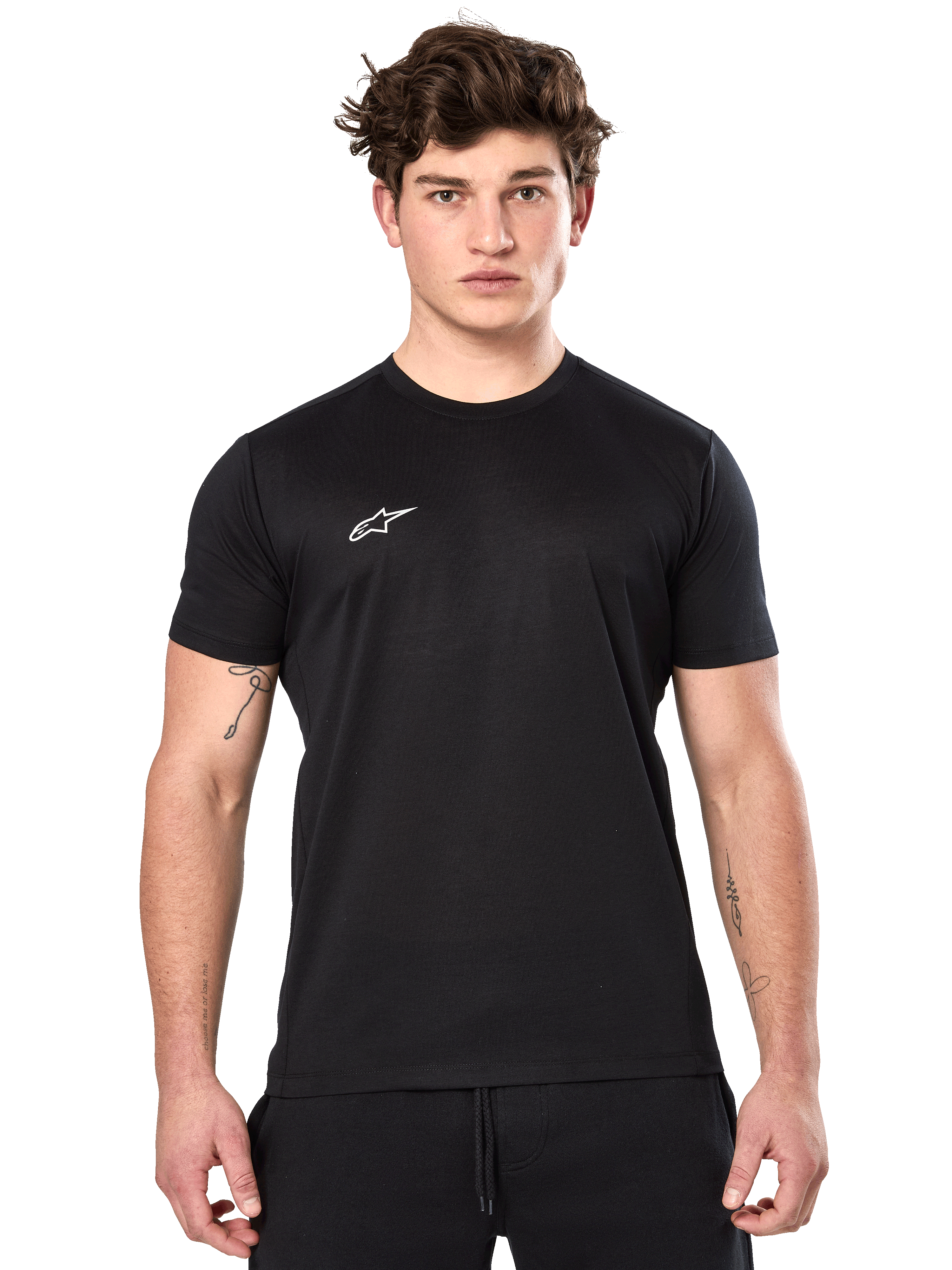 Alpinestars Point Performance Tee, performance T-shirt met korte mouwen, zwart, klein wit Alpinestars-logo op de borst, gedragen door man met armtattoos, casual performance sportkleding