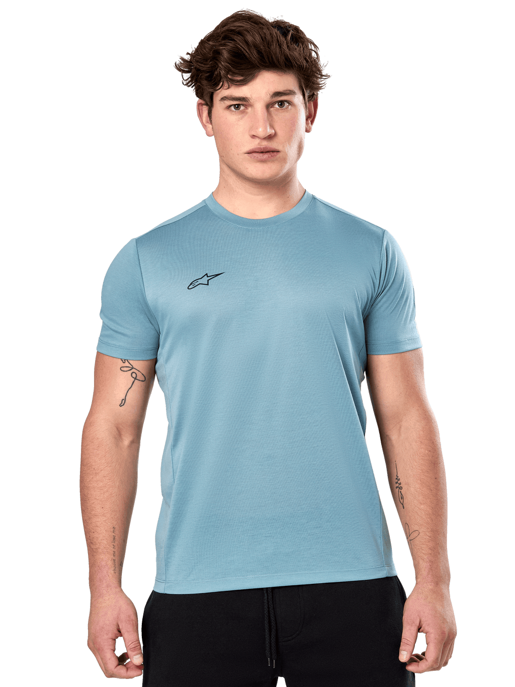 Alpinestars Point Performance Tee, T-shirt met korte mouwen, Ice Blue, voorzien van een klein zwart logo op de borst, gedragen door een model met een zwarte korte broek, casual performance sportkleding