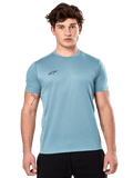 Alpinestars Point Performance Tee, T-shirt met korte mouwen, Ice Blue, voorzien van een klein zwart logo op de borst, gedragen door een model met een zwarte korte broek, casual performance sportkleding