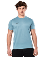 Alpinestars Point Performance Tee, T-shirt met korte mouwen, Ice Blue, voorzien van een klein zwart logo op de borst, gedragen door een model met een zwarte korte broek, casual performance sportkleding