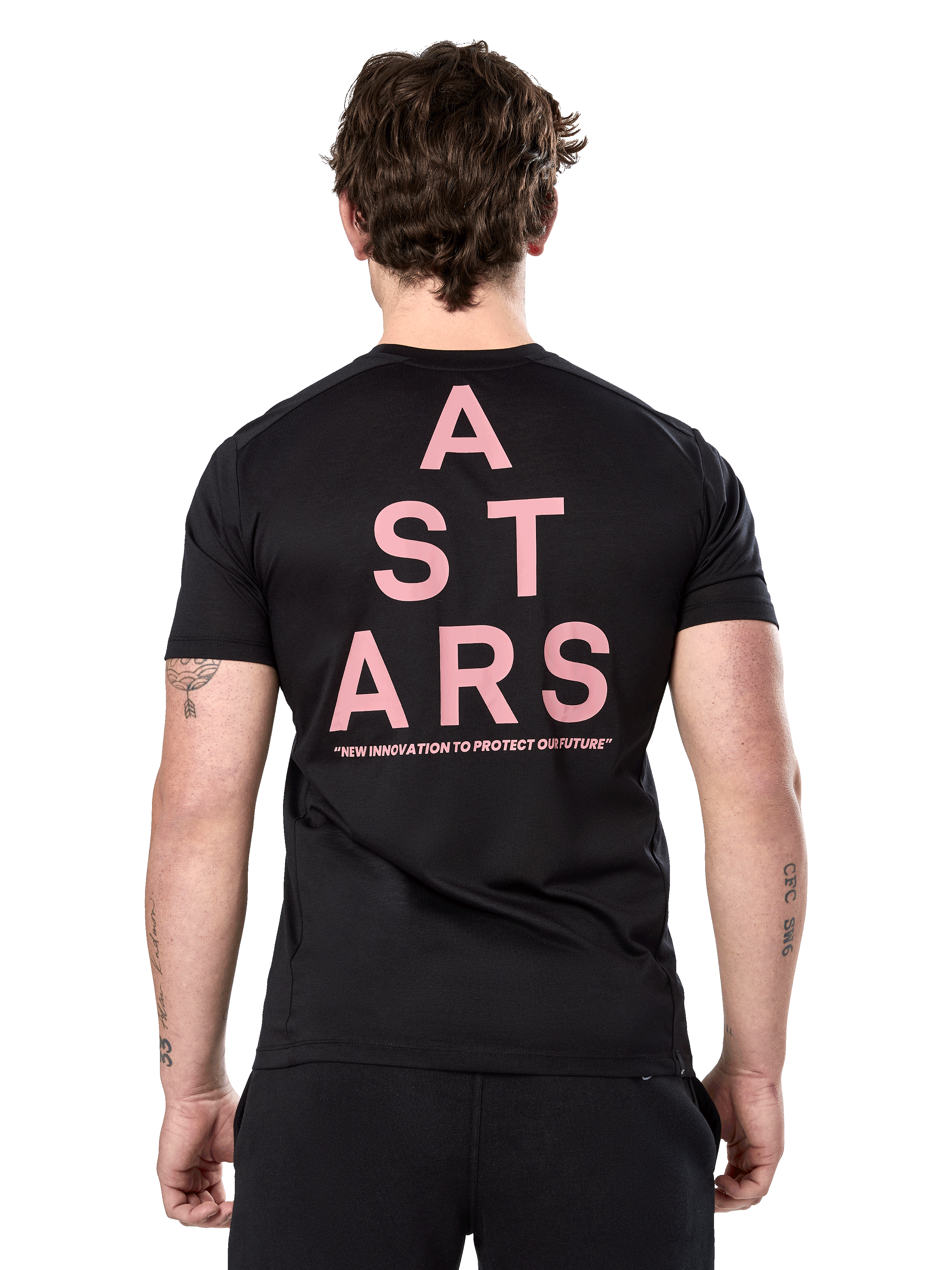 Alpinestars Attrition Performance Tee, T-shirt met korte mouwen, zwart, achteraanzicht met grote roze verticale ASTARS-typografie en slogan, performance sportkleding