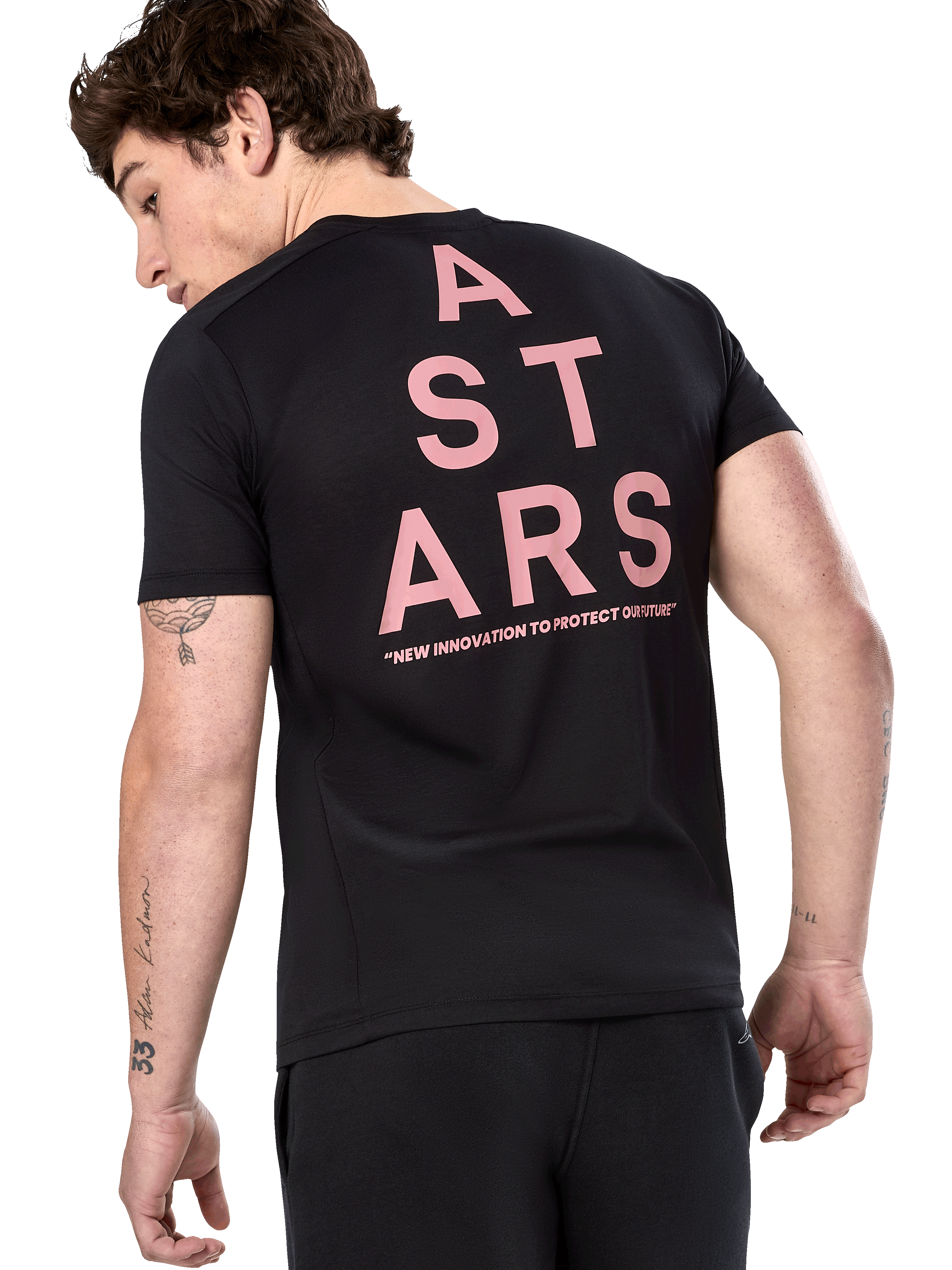 Alpinestars Attrition Performance Tee, T-shirt met korte mouwen, zwart, achteraanzicht met grote roze verticale ASTARS-graphic en slogan "NEW INNOVATION TO PROTECT OUR FUTURE", casual sportkleding