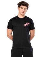 Alpinestars Attrition Performance Tee, T-shirt met korte mouwen, zwart met roze Astars-logo op de borst, gedragen door mannelijk model, casual motorsport performance kleding