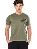 Alpinestars Attrition Performance Tee, T-shirt met korte mouwen, lichtgroen, zwart Astars-logo op de borst, vochtafvoerende stof, model draagt zwarte broek, casual sportkleding